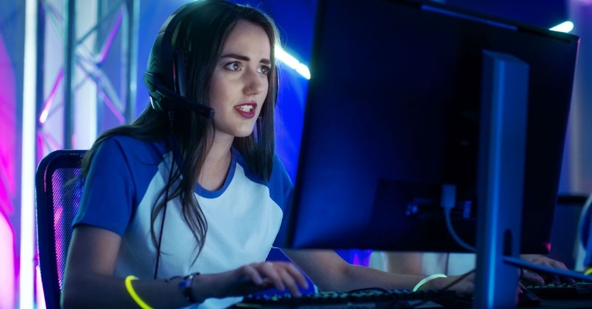 Ung kvinde som gamer på computer